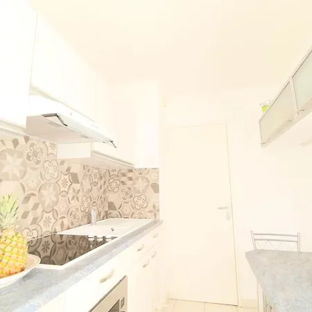Bright T2 With Balcony - Close To The